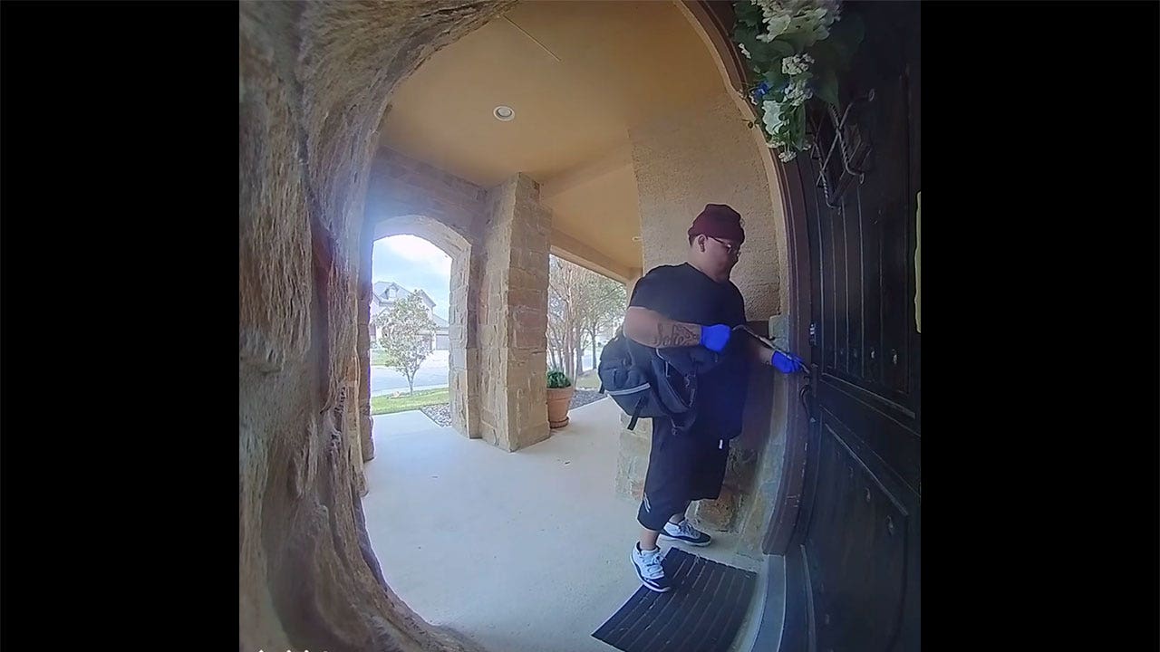 Read more about the article Texas burglary suspect caught on video failing to break into home, running away when discovered