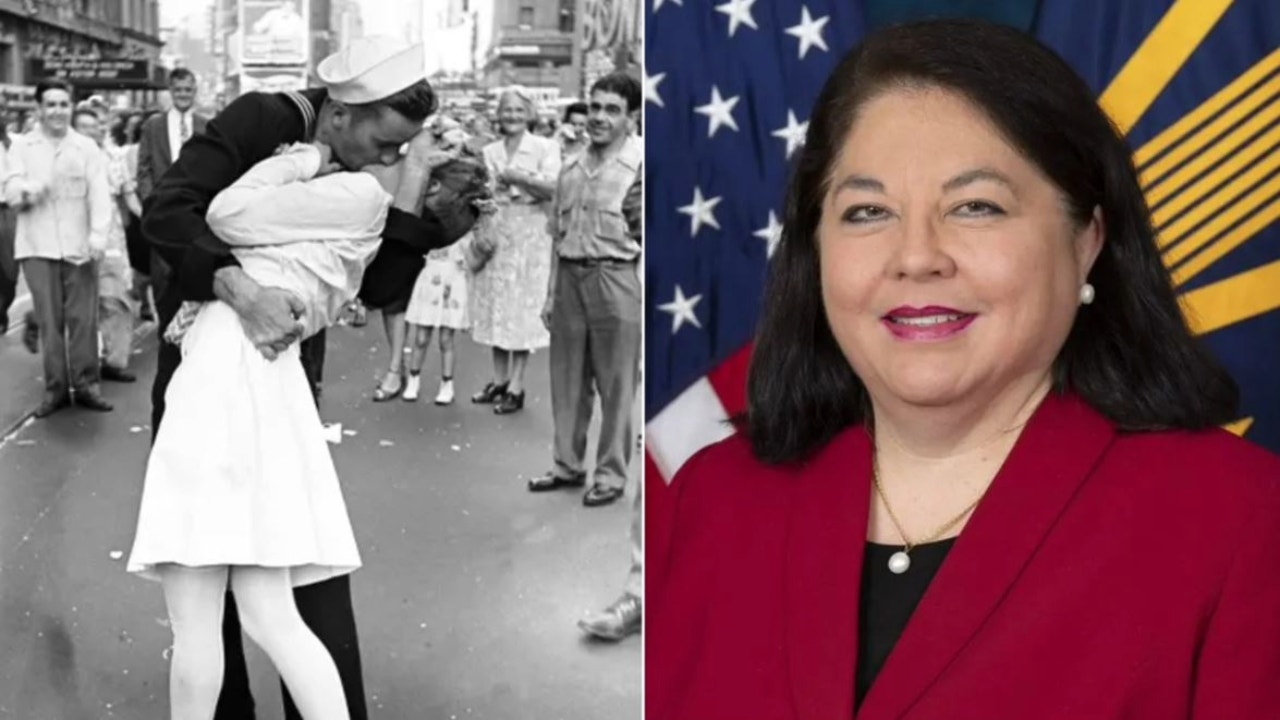 Read more about the article VA official who tried to ban iconic WWII kissing photo has controversial history: ‘Unequivocally offensive’