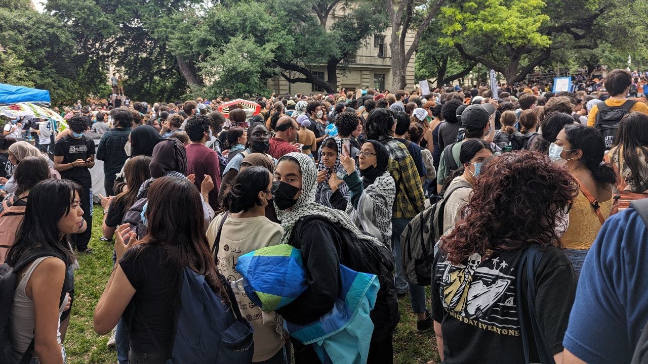 Ut austin protests descend into chaos, anti-israel students yell at police: 'pigs go home! '