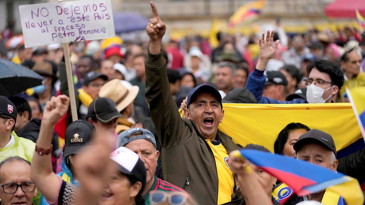 Read more about the article Tens of thousands of Colombians protest against leftist president’s agenda