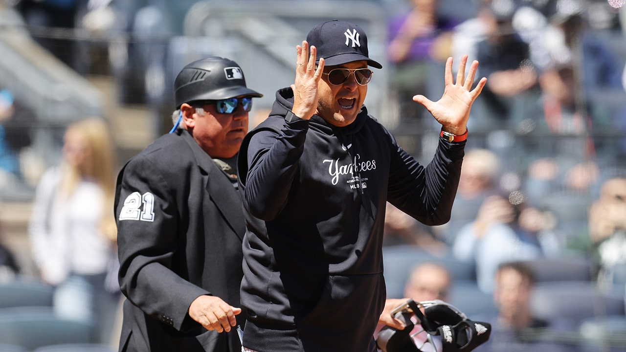 Read more about the article Umpire erroneously ejects Yankees’ Aaron Boone after fan yells from stands
