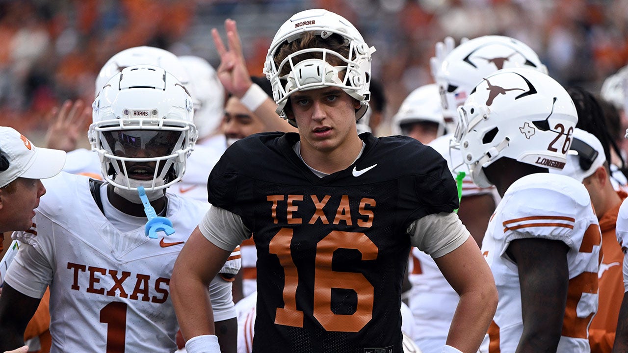 Read more about the article Arch Manning throws pair of 75-yard touchdown passes as he puts on show at Texas’ spring game