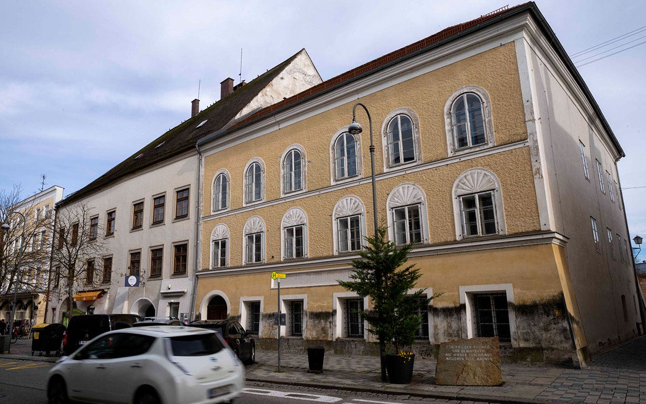 Read more about the article 4 arrested for Nazi tribute outside Hitler’s birthplace in Austria