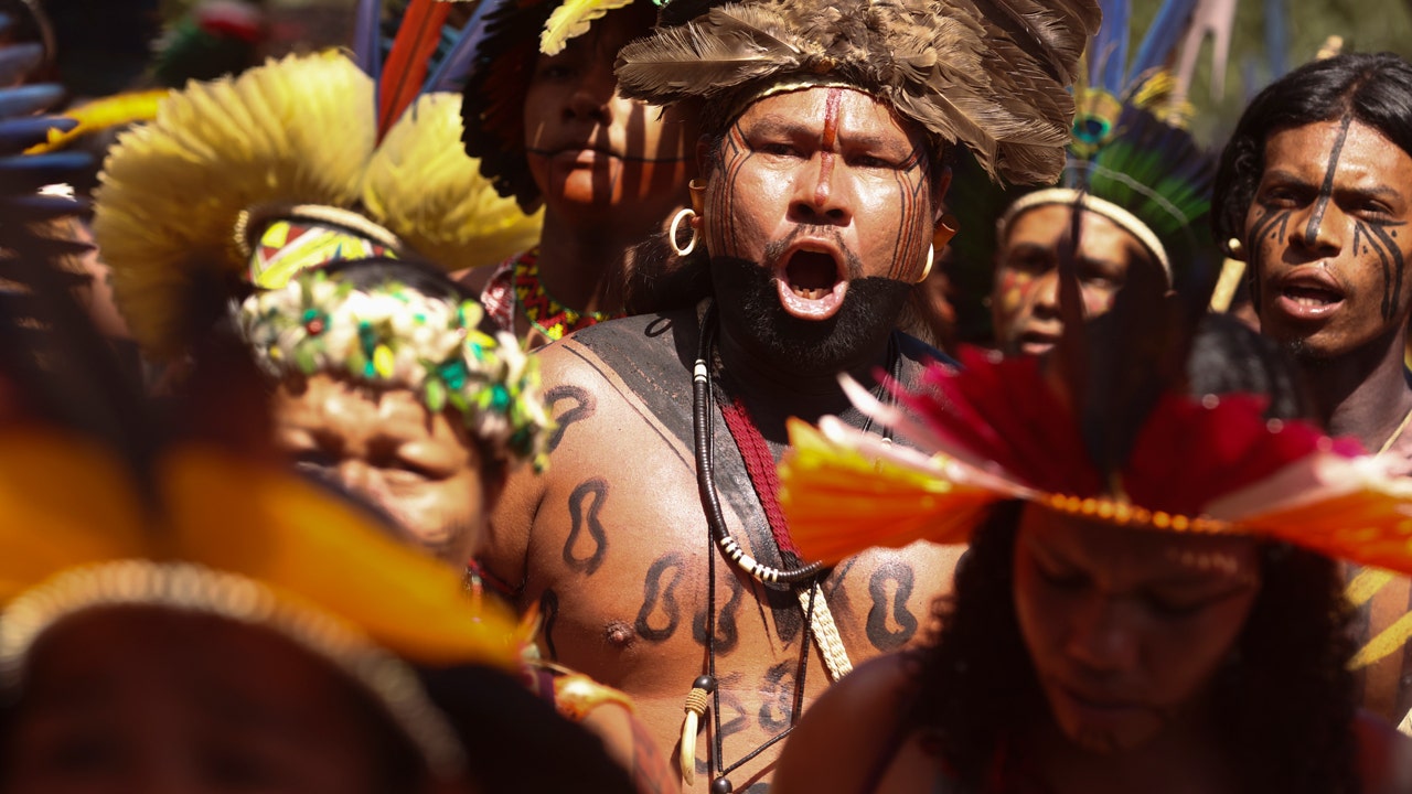 Read more about the article Thousands of Indigenous people protest Lula’s land grant decisions
