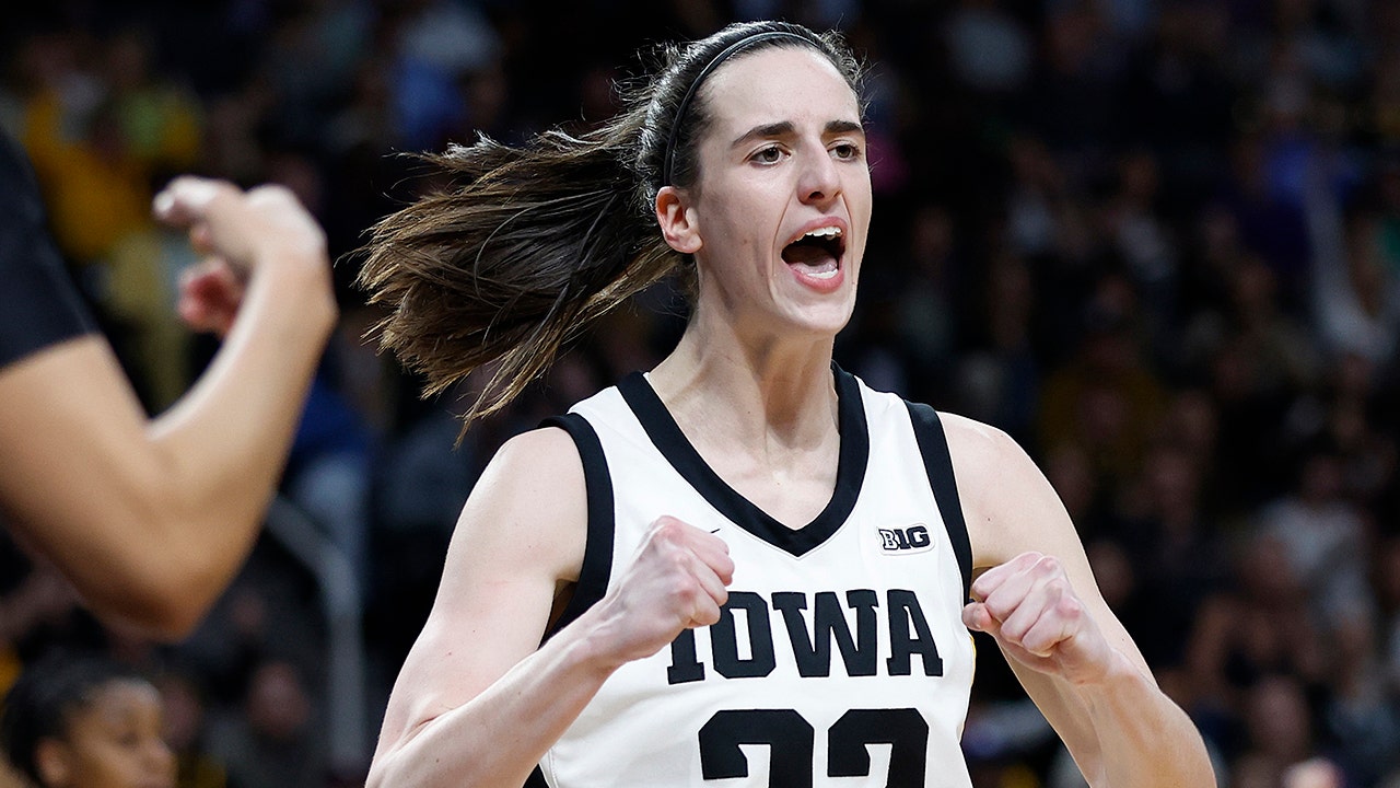 Read more about the article Iowa’s Caitlin Clark dazzles with 41 points to beat LSU, Angel Reese to reach Final Four