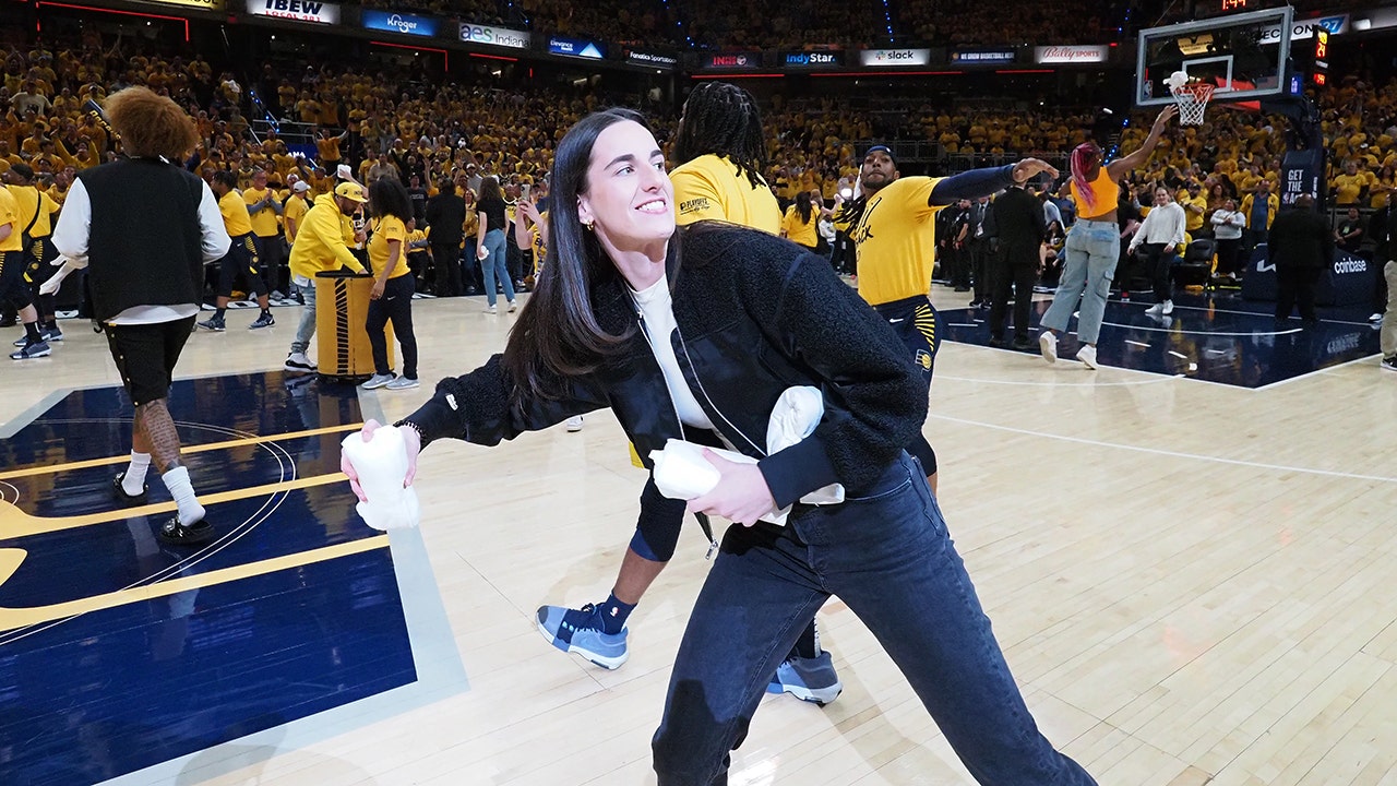 You are currently viewing WNBA star Caitlin Clark autographs ultrasound photo during appearance at Pacers playoff game