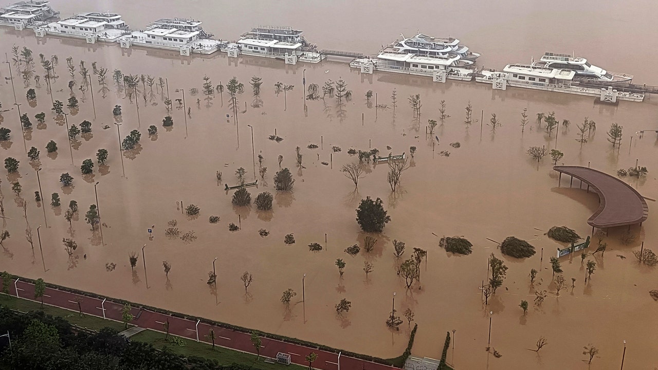 Read more about the article Heavy rainstorms kill 4 people in southern China. Ten others are missing