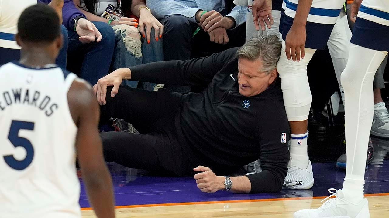Read more about the article Timberwolves’ Chris Finch suffers torn patellar tendon in knee after collision with player