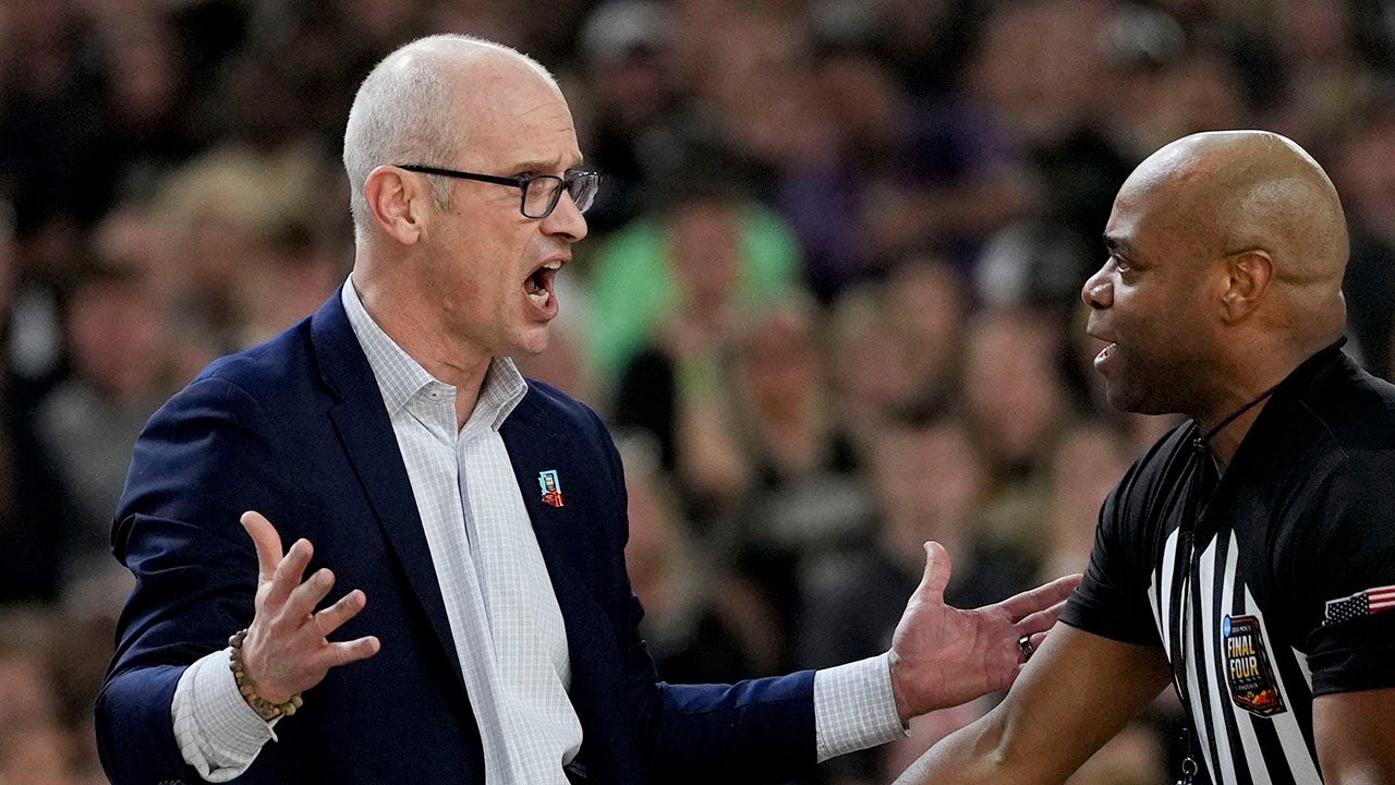 Read more about the article UConn’s Dan Hurley steps onto court to nudge his own player in bizarre move during national title game
