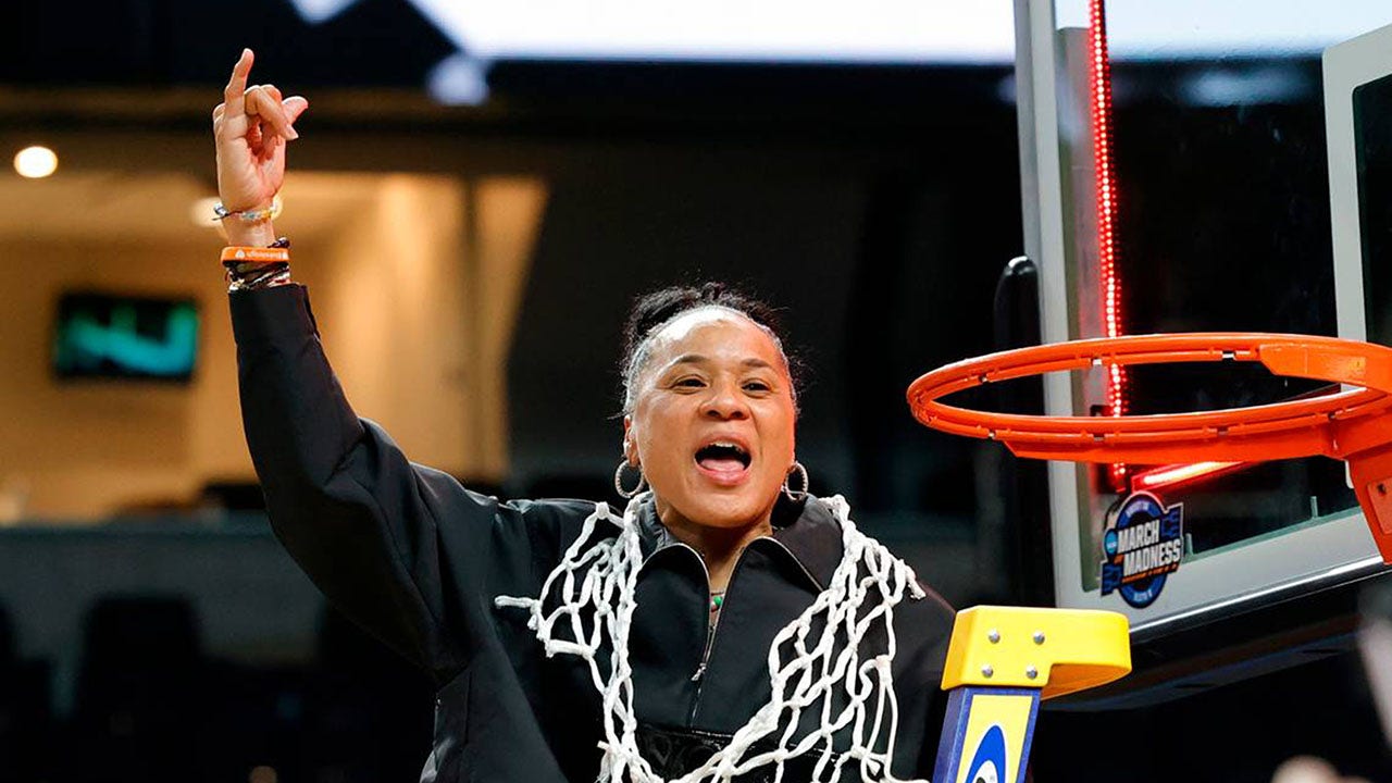 Read more about the article South Carolina’s Dawn Staley theorizes women’s basketball was ‘being held back intentionally’
