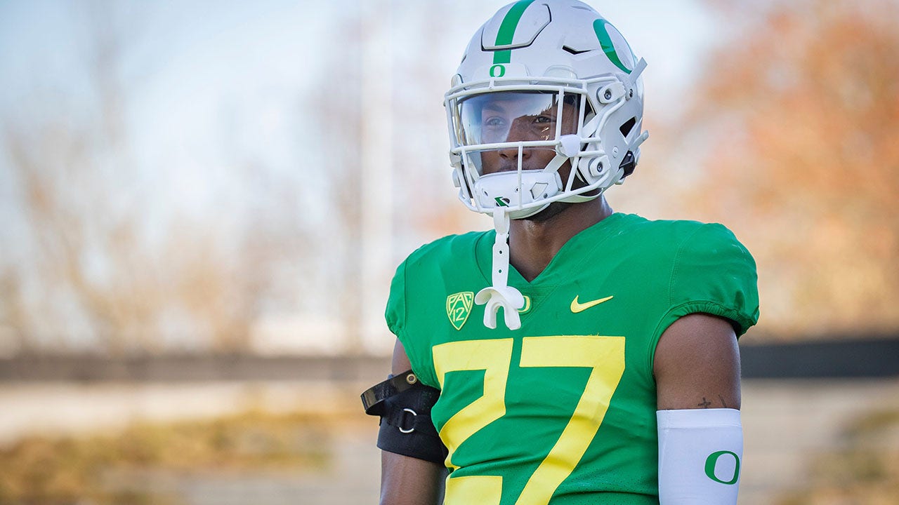 Read more about the article Oregon Ducks football player arrested in fatal hit-and-run, police say