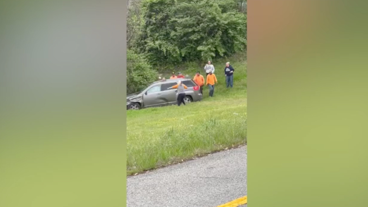 Read more about the article WATCH: Tennessee good Samaritans rescue woman trapped inside overturned car near Nashville