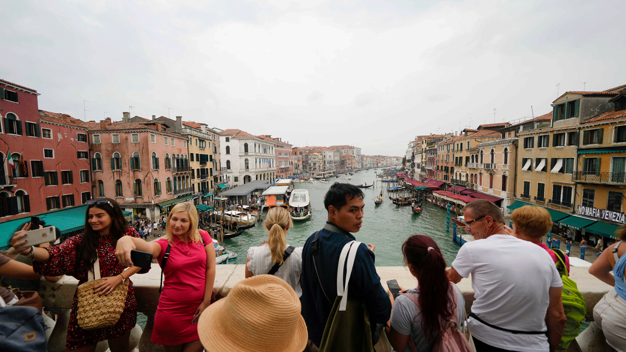 Venice day-trippers will face steep fines if they fail to pay an access fee under a pilot program