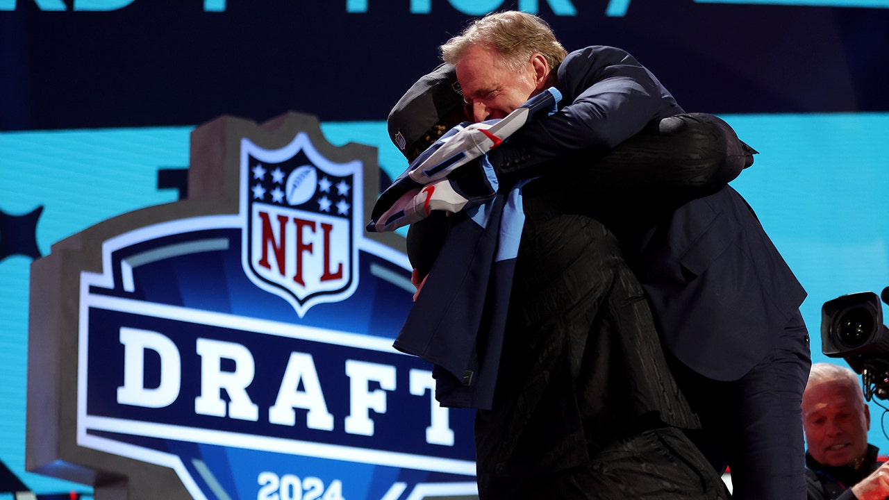 Read more about the article Titans draft pick JC Latham gives Roger Goodell bear hug on draft stage despite commish’s recent back surgery
