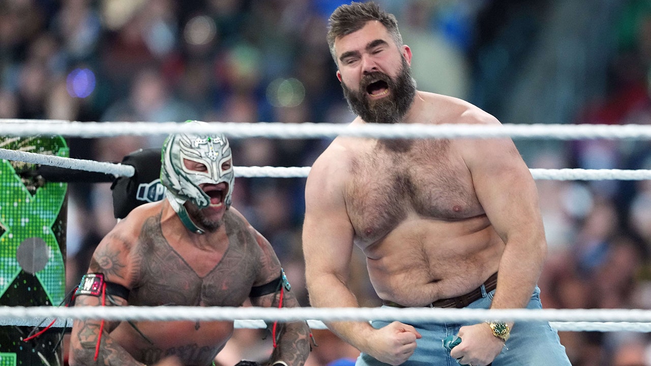 Read more about the article WrestleMania 40: Eagles greats Jason Kelce, Lane Johnson help Rey Mysterio and Andrade win match