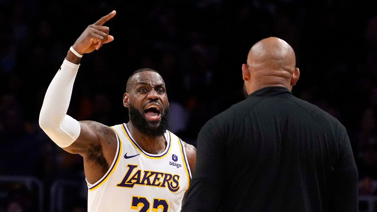 LeBron James explodes on Darvin Ham during Lakers' Game 4 victory over Nuggets | Fox News