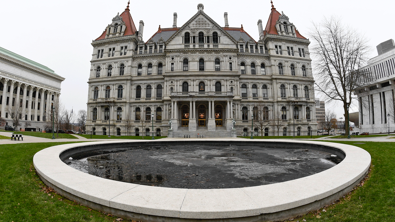 New York lawmakers push back budget deadline again