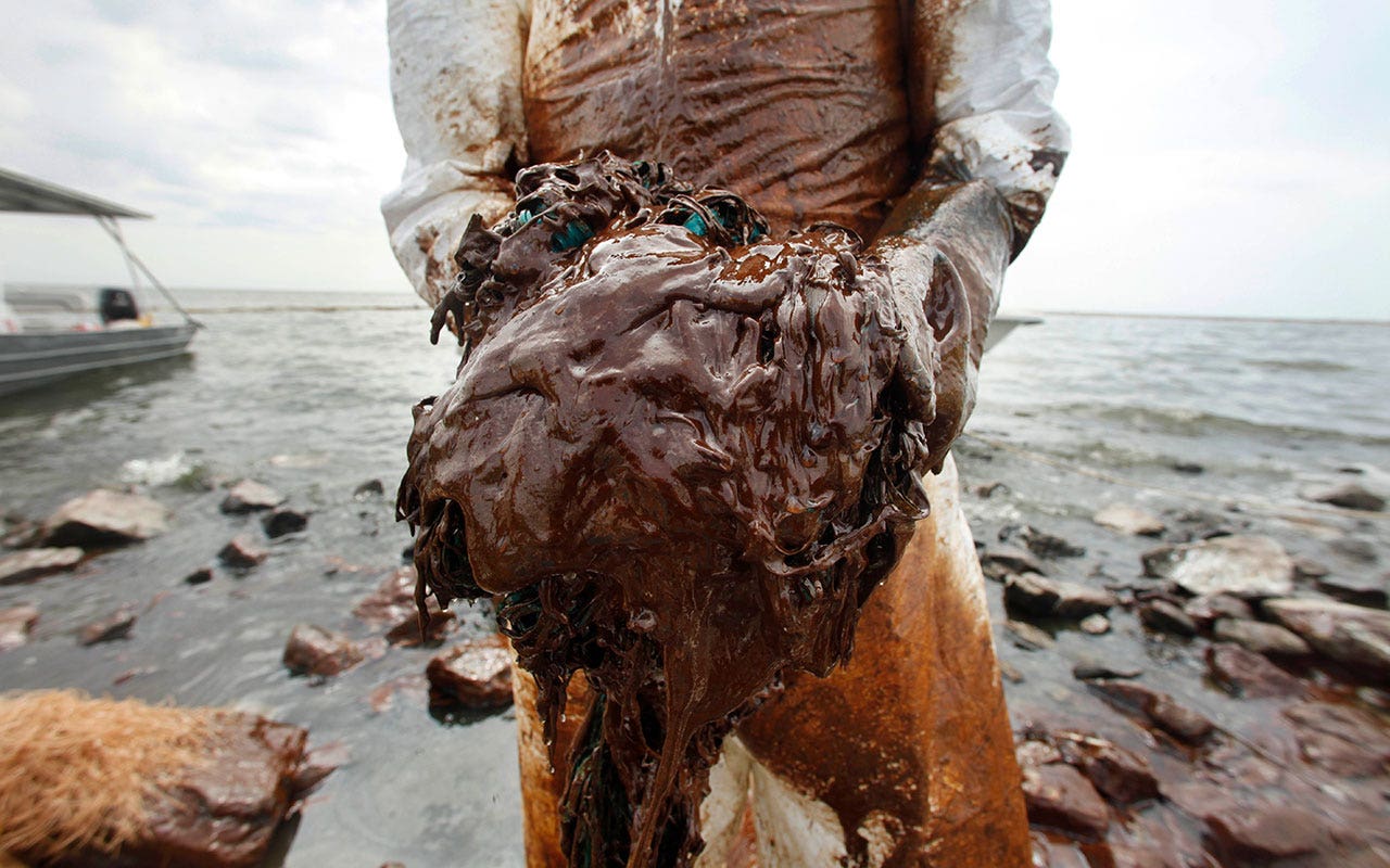Read more about the article Workers sickened by 2010 oil spill left stranded with little or no compensation
