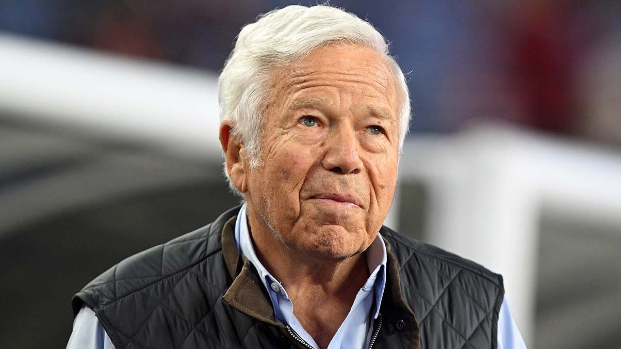 Read more about the article Patriots owner Robert Kraft calls out Vladimir Putin at Tom Brady roast: ‘Give me my f—ing ring back’