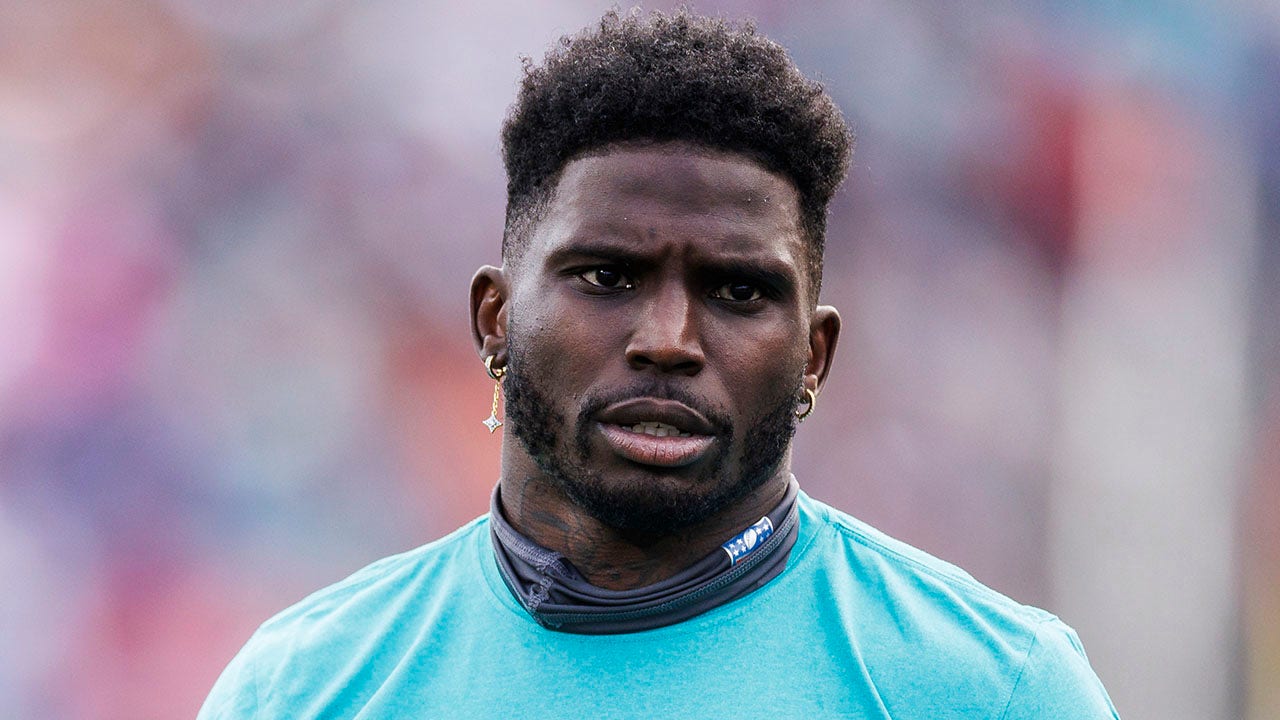 Read more about the article Dolphins’ Tyreek Hill recalls Mike McDaniel’s tongue lashing: ‘We pay you all this money for what?’