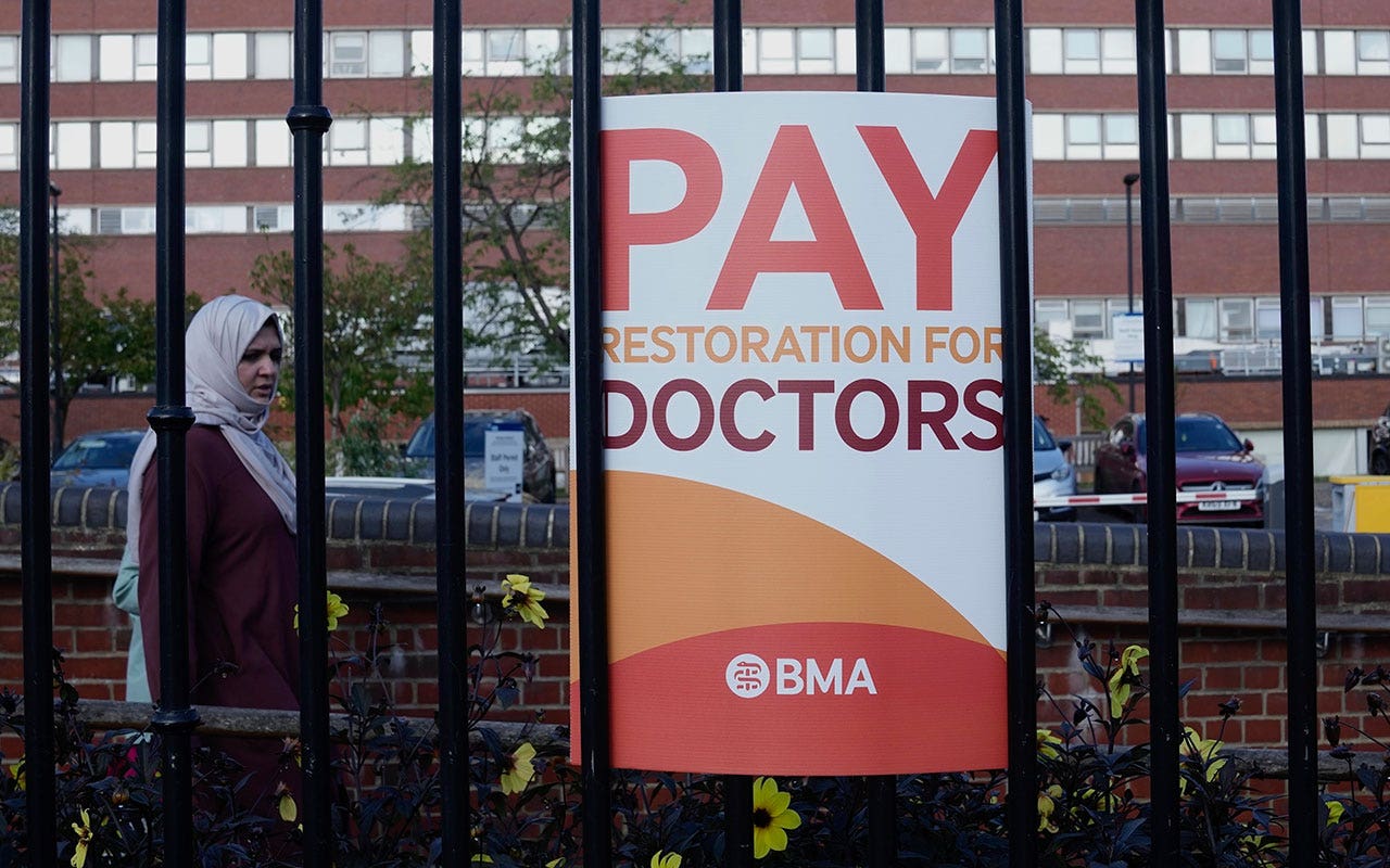 Read more about the article Doctors in England accept government pay offer, ending historic strike