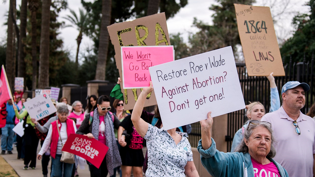 You are currently viewing Arizona abortion rights group secures signatures for 2024 ballot referendum