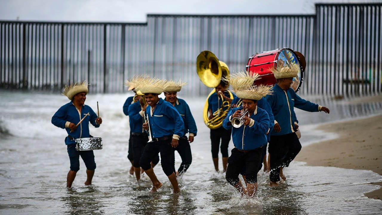 Read more about the article Beach bands in Mexico are allowed to continue playing music after complaints threatened to end the noise
