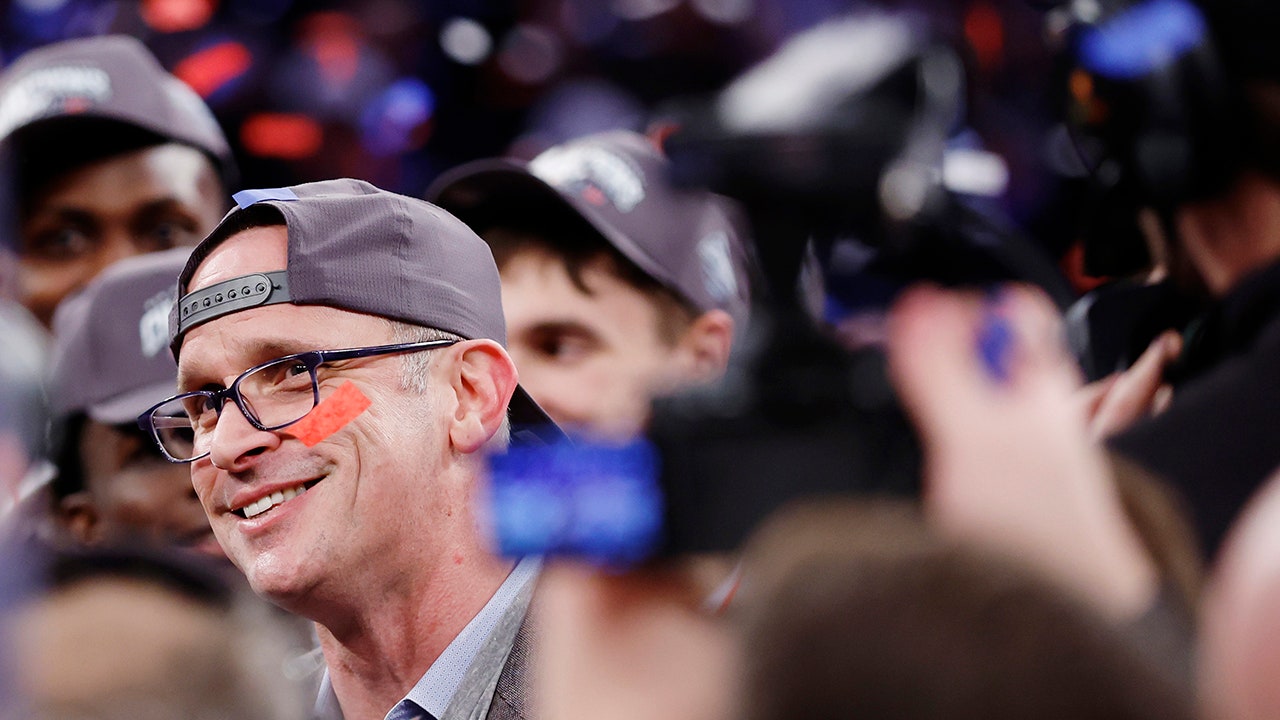 Read more about the article UConn’s Dan Hurley recalls growing up surrounded by basketball royalty: ‘It was tough’