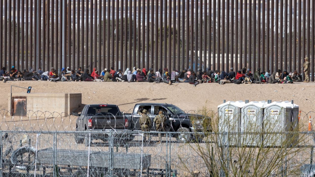 Read more about the article Nearly 1,000 ‘gotaway’ migrants illegally flood past southern border on Easter Sunday: CBP