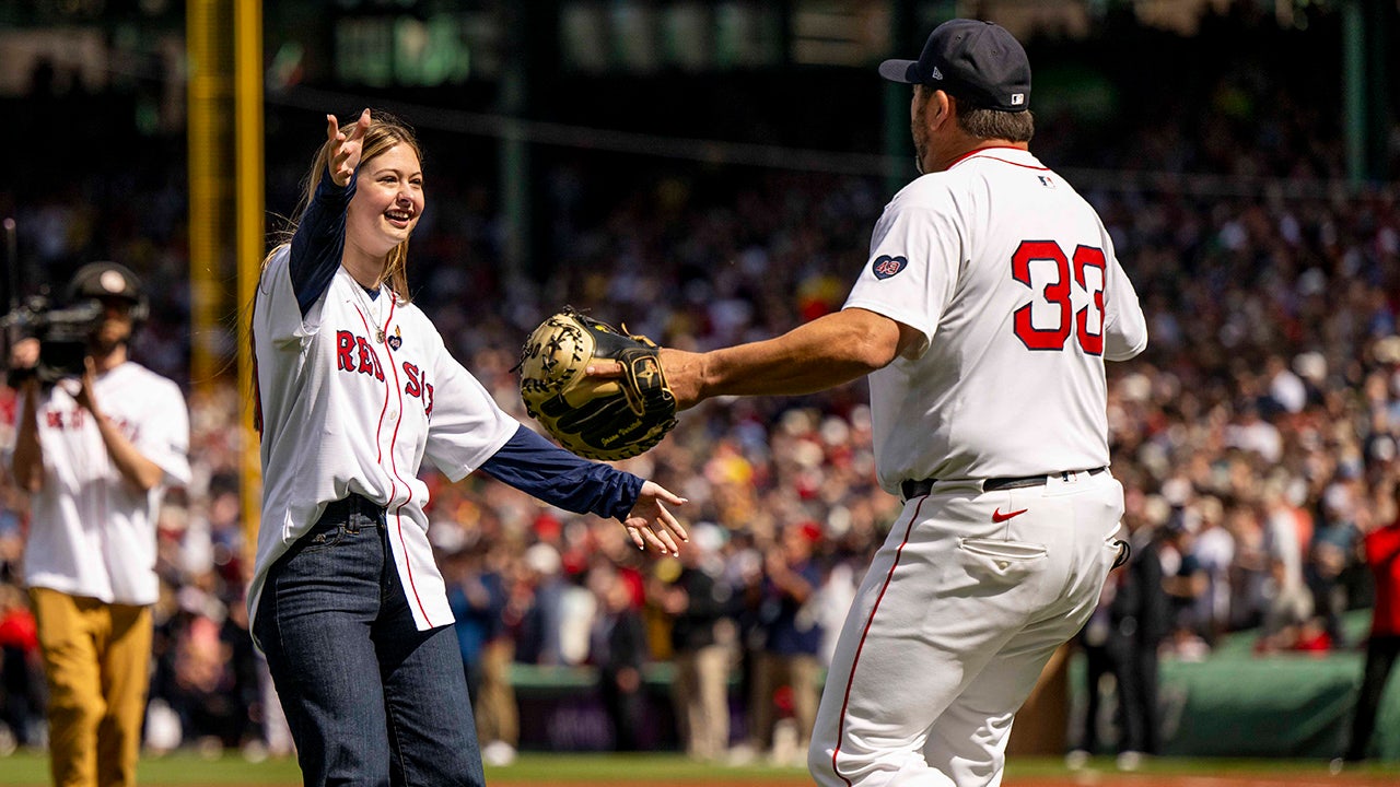 Read more about the article Tim Wakefield’s daughter throws out first pitch in Red Sox’s first home game since father’s death
