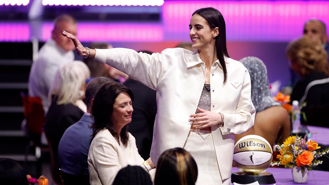 Read more about the article Caitlin Clark celebrates WNBA Draft, first overall selection in NYC with ‘fav person in the world’