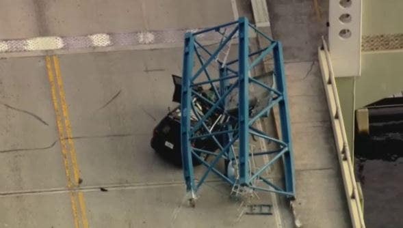 News :Florida construction crane segment collapses onto downtown bridge killing 1 worker, hospitalizing 2 others