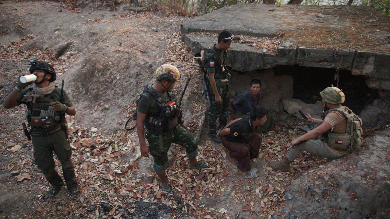 Ethnic guerrillas in Burma look set to seize an important town on the Thai border from the military