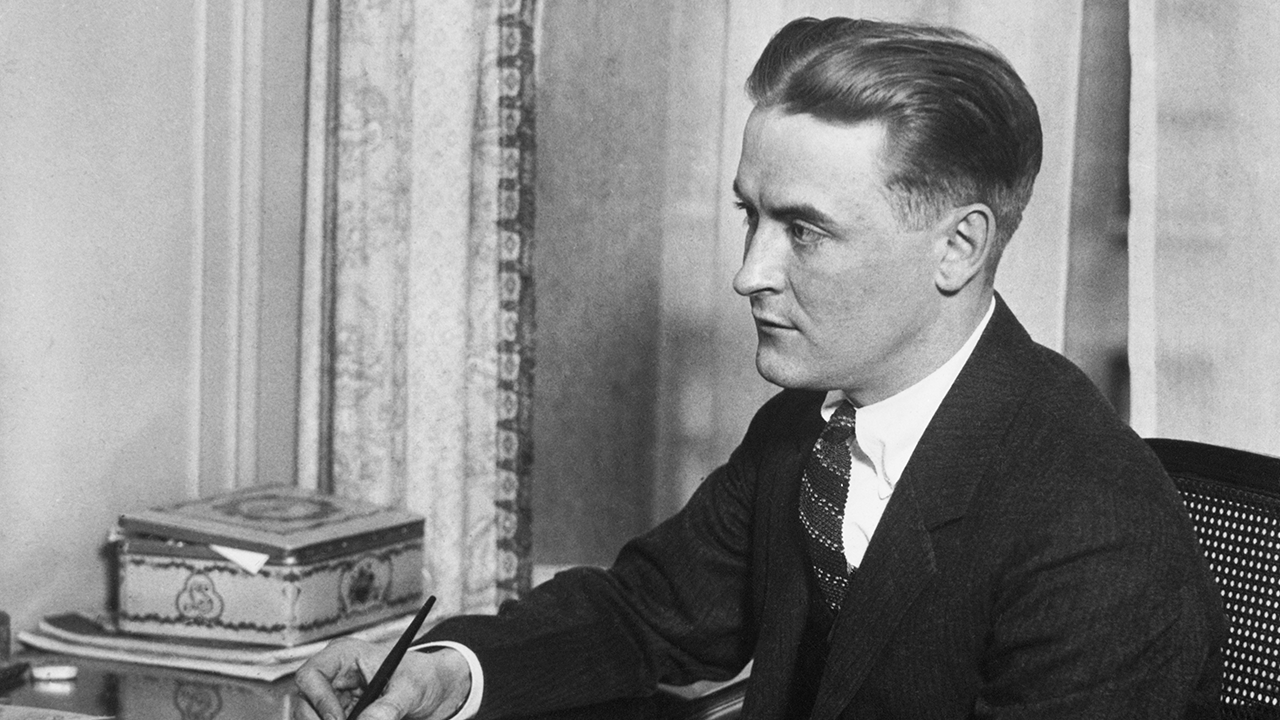 Potret hitam putih penulis F. Scott Fitzgerald
