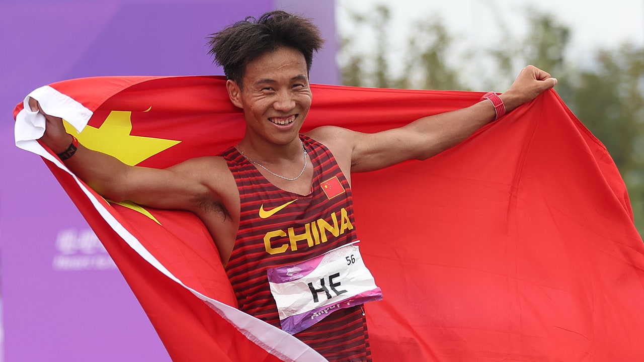Read more about the article Beijing half marathon winner stripped of medal after video shows competitors allowing Chinese runner to win