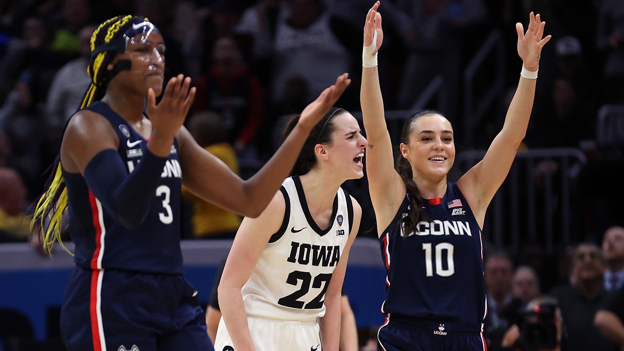 Read more about the article Controversial call in Iowa’s narrow victory over UConn draws fiery reaction