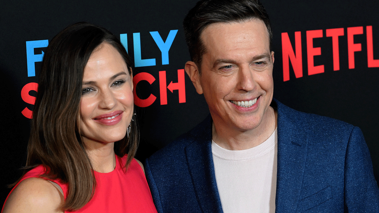 Jennifer Garner and Ed Helms at "Family Switch" premiere