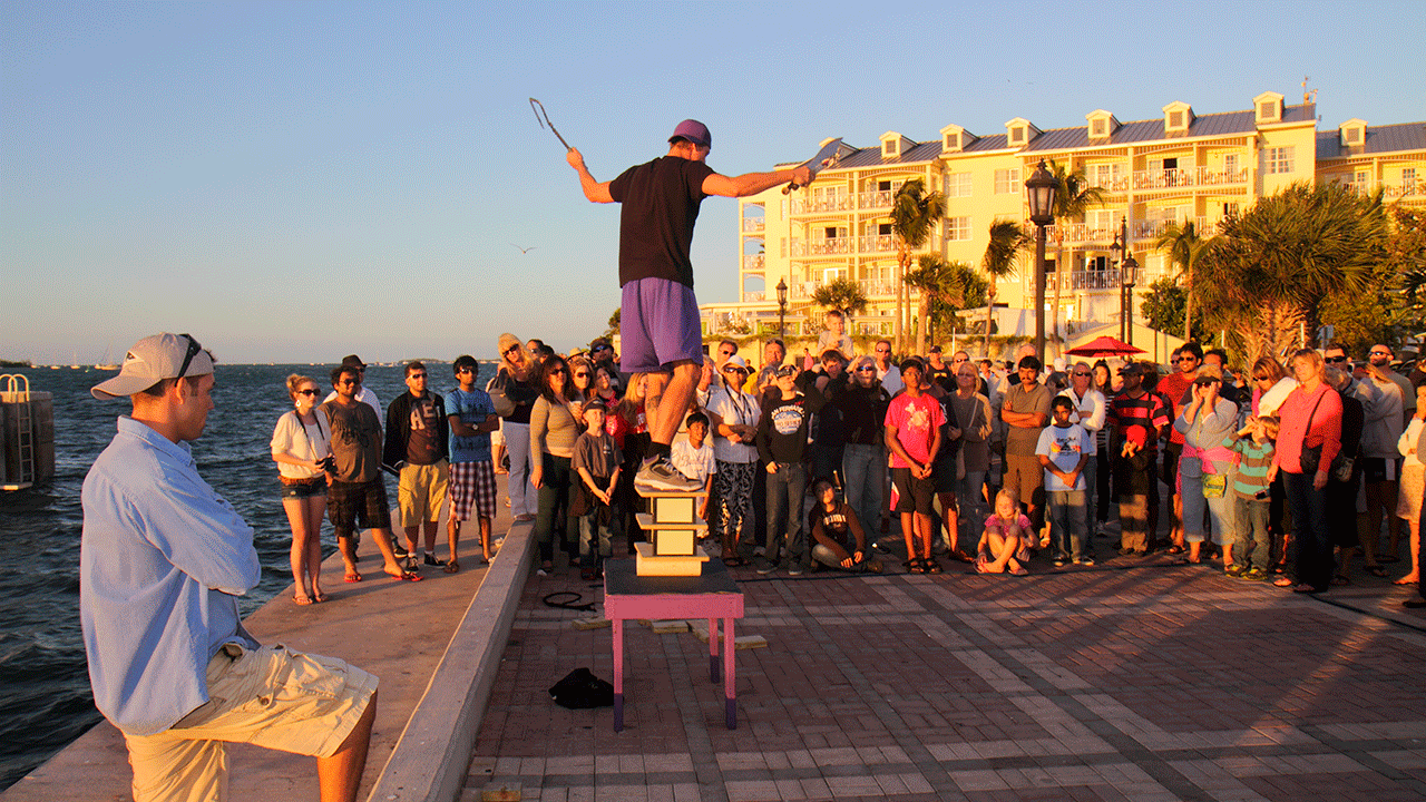 Key West'teki Mallory Meydanı'nda gösteri yapan bir hokkabaz