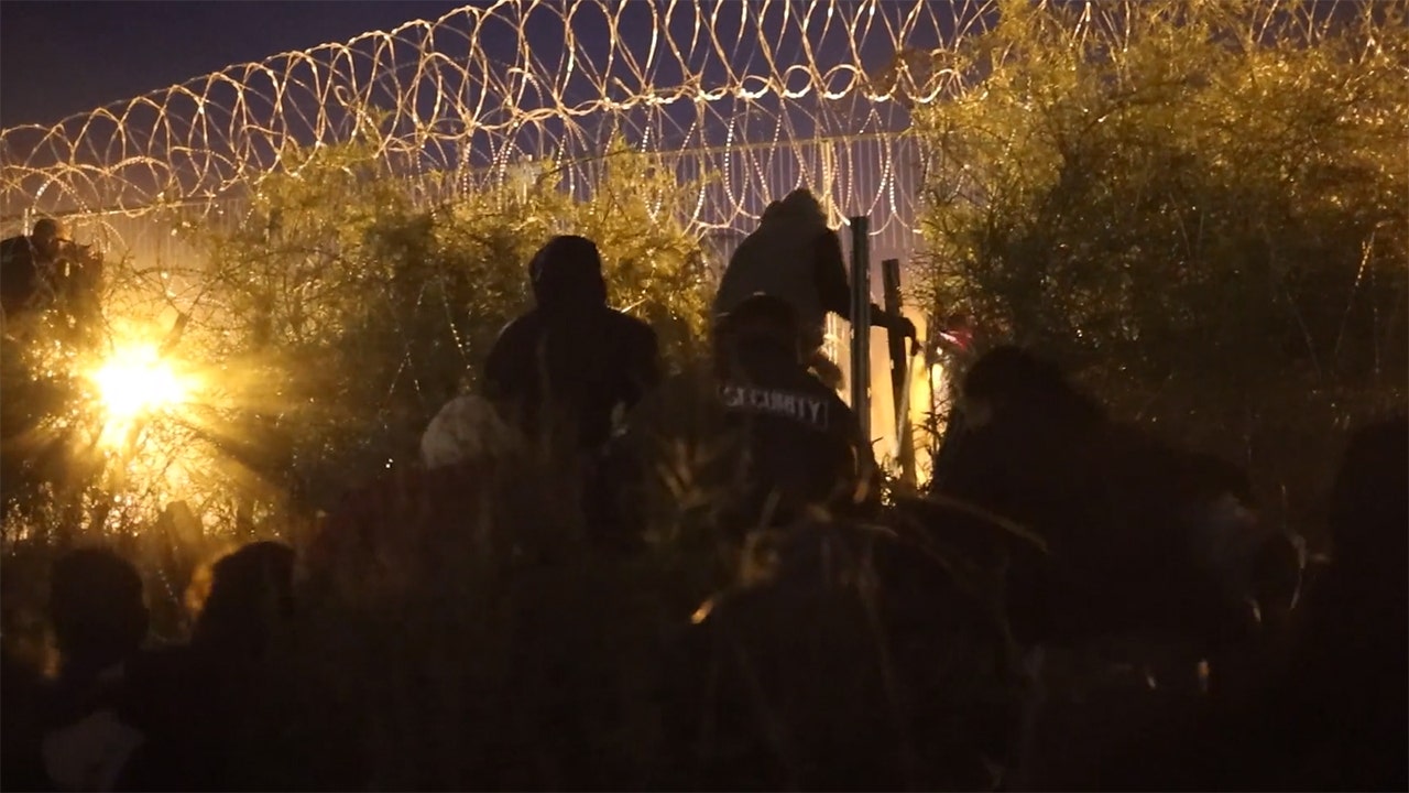 Caught on camera: Crowd of illegal immigrants cut razor wire, rush across border into Texas