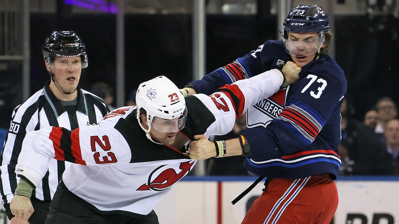 Read more about the article 8 players ejected after Rangers, Devils have full line brawl at puck drop