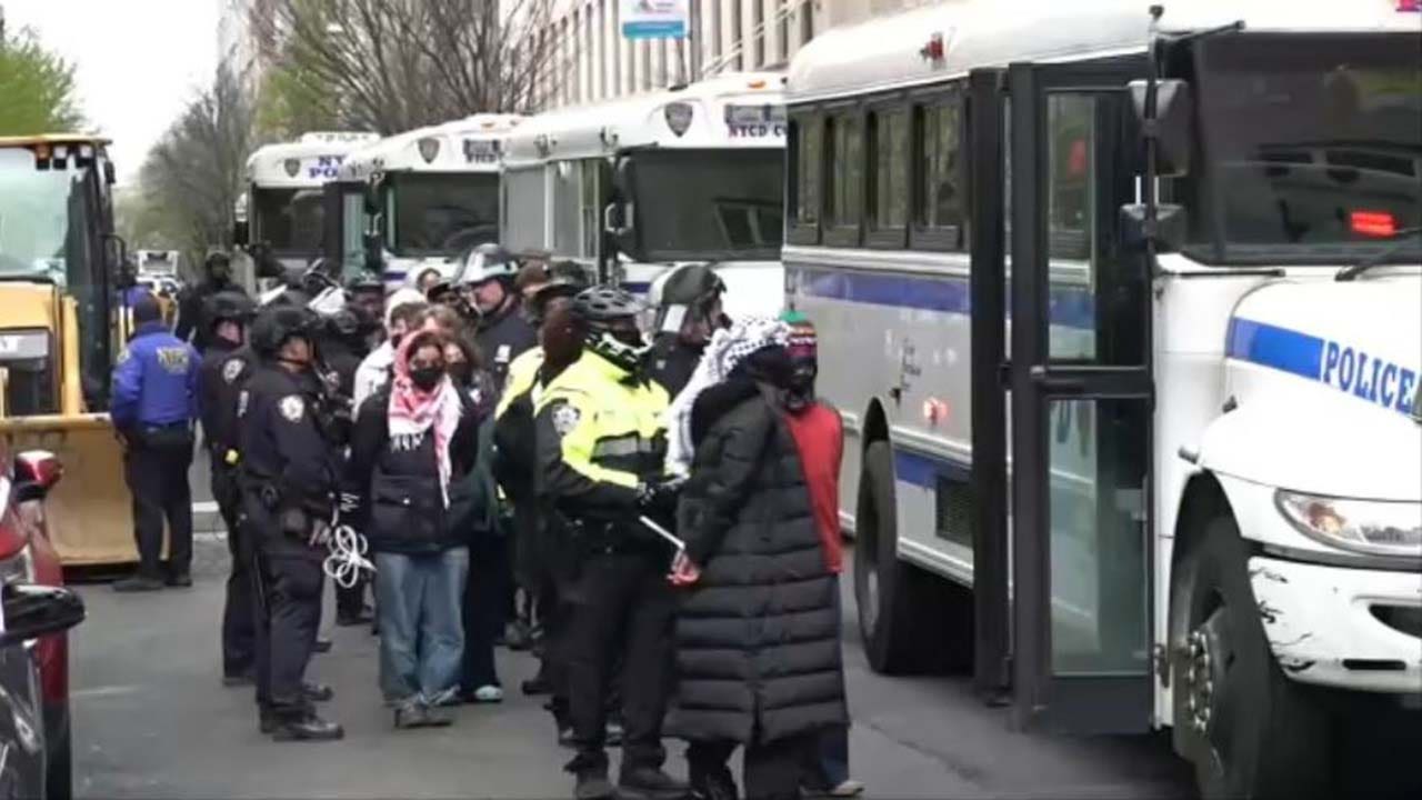 NYPD dispersa e liberta manifestantes anti-Israel amarrados na Universidade de Columbia