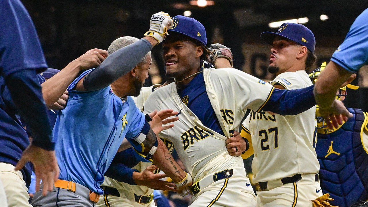 Read more about the article Punches thrown in benches-clearing melee between Brewers, Rays