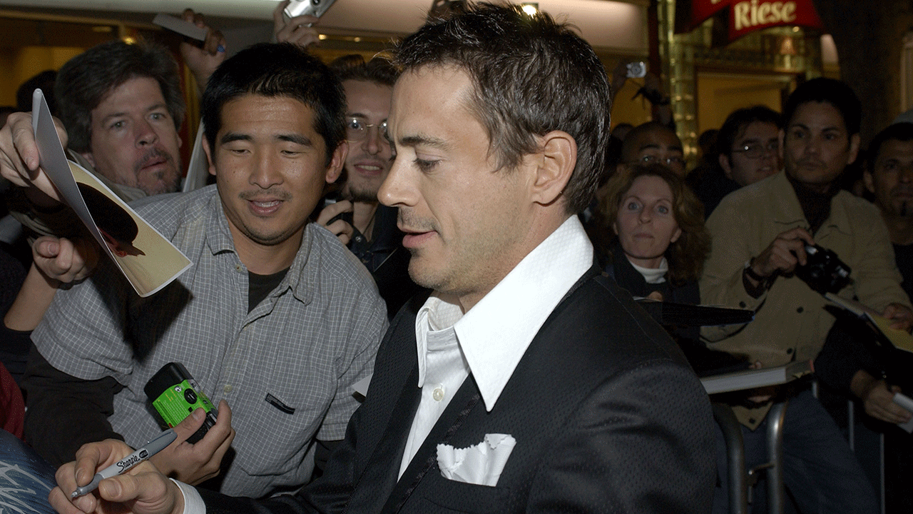 Robert Downey Jr. signing autographs at "Gothika" premiere