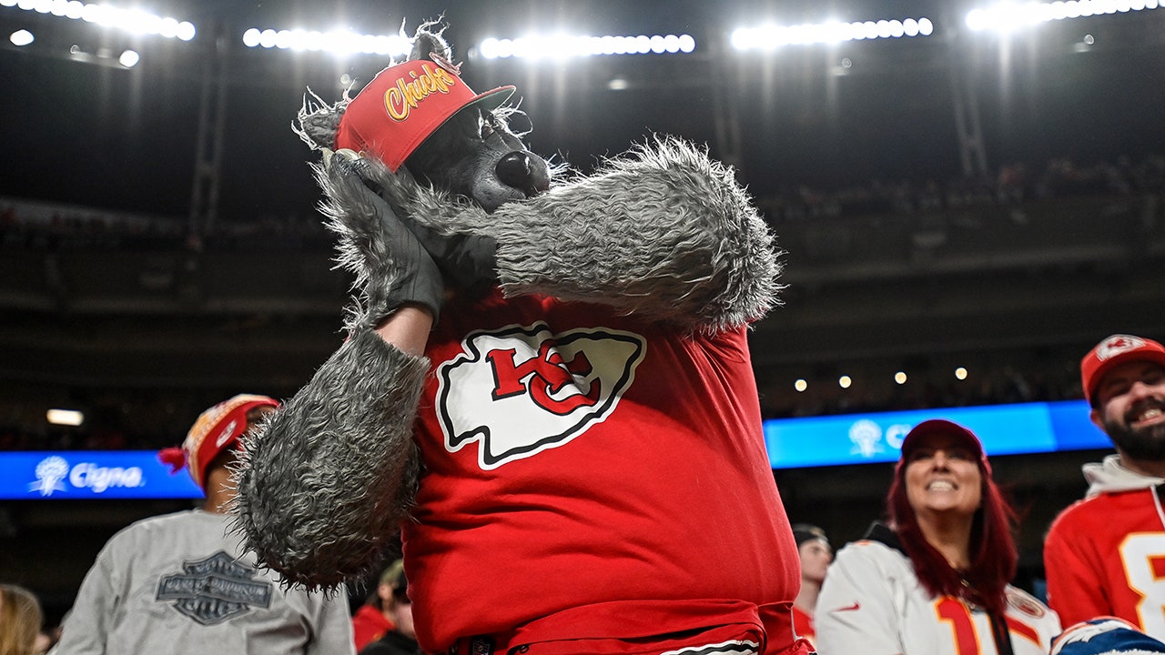 Read more about the article Chiefs superfan ordered to pay bank teller $10.8 million in string of bank robberies