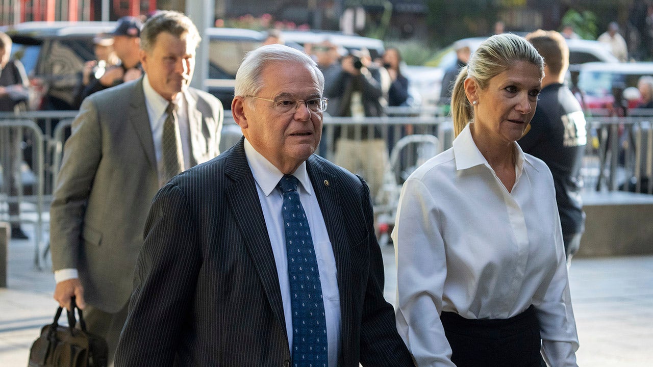 US v Menendez: Dem senator’s corruption trial kicks off with surprising delay