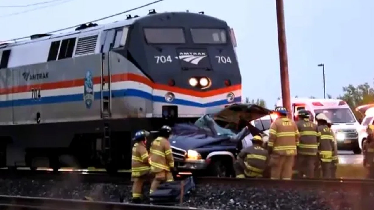 News :3 dead including child after Amtrak train plows into car on tracks in New York