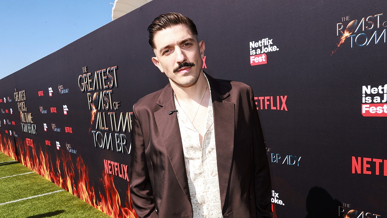 Read more about the article Comedian Andrew Schulz believes Tom Brady’s anger toward Jeff Ross for Robert Kraft joke was ‘100% real’