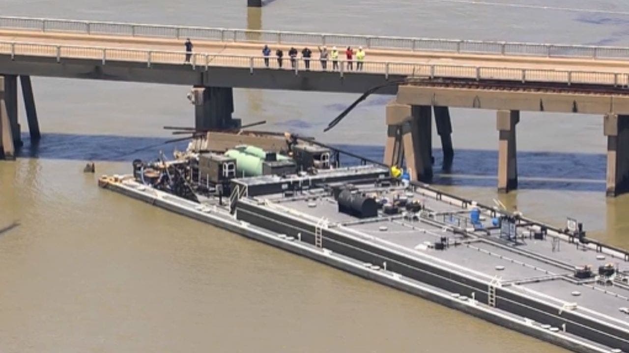 Read more about the article Large barge crashes into Texas bridge causing partial collapse