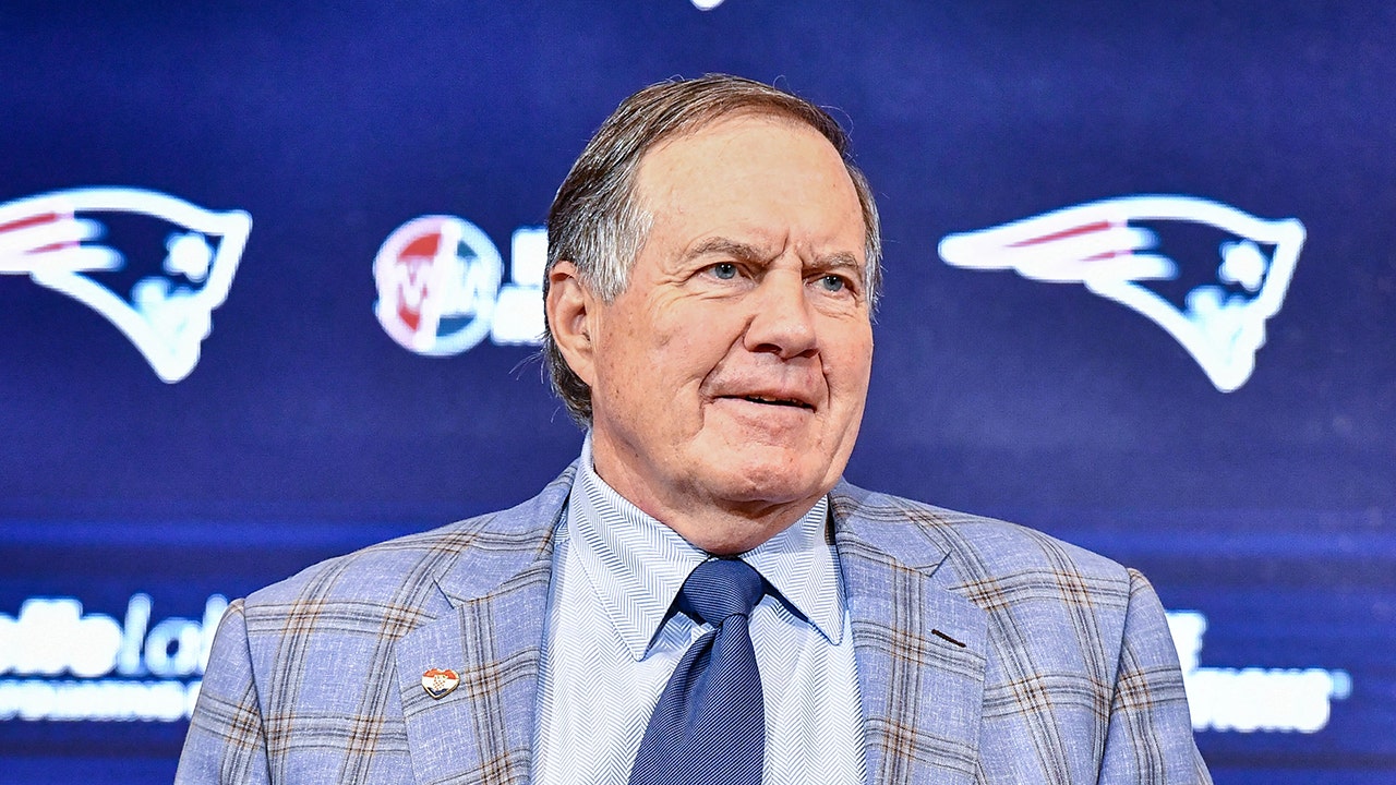 Read more about the article Bill Belichick rips Tom Brady, former Patriots players in hilarious appearance at Netflix roast