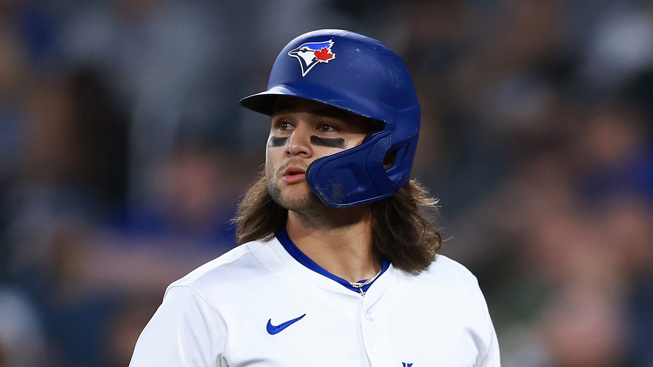 You are currently viewing Blue Jays fan reveals nasty bump, black eye after getting hit with Bo Bichette’s 110mph foul ball